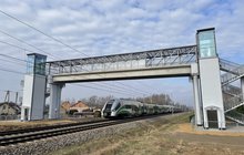 Pociąg KM przejeżdża pod nową kładką dla pieszych w Ciechanowie; fot. Anna Znajewska-Pawluk