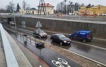 Samochody jadące w tunelu pod wiaduktem kolejowym w Kobylnicy_fot.Radek Śledziński