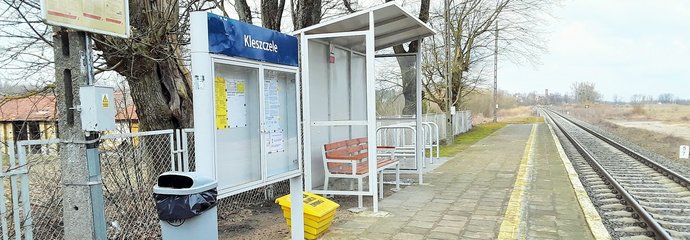 Kleszczele - peron kolejowy, wiata i gablota z rozkładem jazdy. fot. E. Lewkowicz
