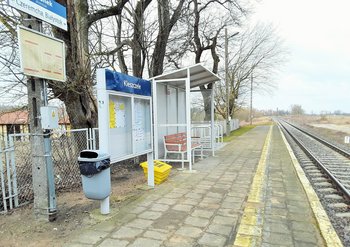 Kleszczele - peron kolejowy, wiata i gablota z rozkładem jazdy. fot. E. Lewkowicz