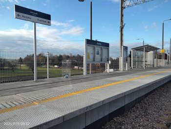Nowy peron na stacji Hurko, wyposażony w nową wiatę, ławki, tablice informacyjne i oznakowanie, fot. Krzysztof Próchnicki (1)