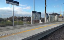 Nowy peron na stacji Hurko, wyposażony w nową wiatę, ławki, tablice informacyjne i oznakowanie, fot. Krzysztof Próchnicki (1)