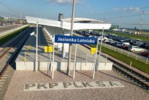 Widok na stację i peron Jasionka Lotnisko