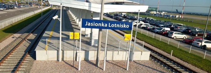 Widok na stację i peron Jasionka Lotnisko