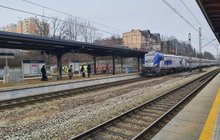 Stacja Mysłowice, pociąg wjeżdża na stację, na peronie oczekują podróżni, fot. Katarzyna Głowacka