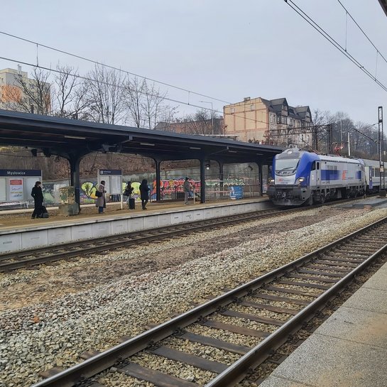 Stacja Mysłowice, pociąg wjeżdża na stację, na peronie oczekują podróżni, fot. Katarzyna Głowacka