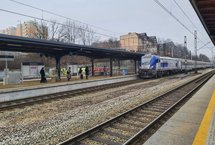 Stacja Mysłowice, pociąg wjeżdża na stację, na peronie oczekują podróżni, fot. Katarzyna Głowacka