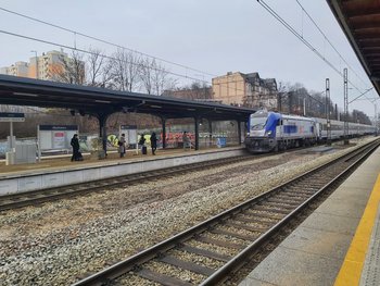 Stacja Mysłowice, pociąg wjeżdża na stację, na peronie oczekują podróżni, fot. Katarzyna Głowacka