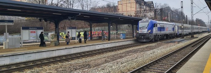 Stacja Mysłowice, pociąg wjeżdża na stację, na peronie oczekują podróżni, fot. Katarzyna Głowacka