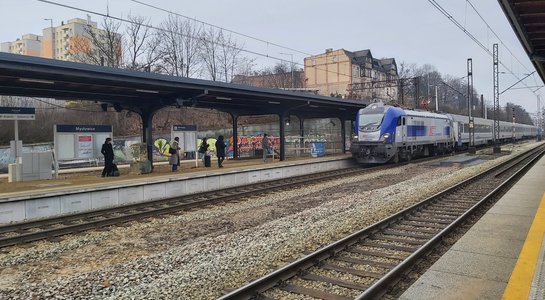 Stacja Mysłowice, pociąg wjeżdża na stację, na peronie oczekują podróżni, fot. Katarzyna Głowacka