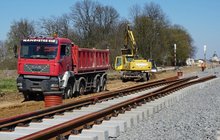 Stacja Parczew, przy nowym torze pracuje ciężarówka i koparka oraz robotnicy. Fot. Anna Hampel, PLK.