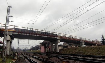 Skierniewice Budowa wiaduktu nad torami, rusztowania, tory kolejowe, fot. Piotr Szeląg