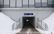 Wejście do przejścia pod torami, idzie podróżny. fot Tomasz Łotowski PKP Polskie Linie Kolejowe SA