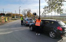 Funkcjonariusz SOK i pracownik PLK rozdają kierowcom ulotki dot. bezpieczeństwa na przejeździe w Koluszkach fot. Rafał Wilgusiak