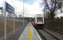 Pociąg i podróżni na peronie przystanku Grudziądz Śródmieście. fot. Mirosław Lewandowski PLK (2)