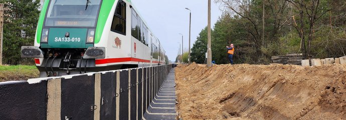 Budowa przystanku Gliniszcze, wjeżdża pociąg, fot. Zbigniew Tomaszewski PKP Polskie Linie Kolejowe SA