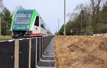Budowa przystanku Gliniszcze, wjeżdża pociąg, fot. Zbigniew Tomaszewski PKP Polskie Linie Kolejowe SA