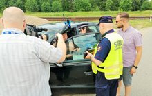 Akcja Bezpieczny Piątek - kolejarze rozmawiają z kierowcą, T. Łotowski, PKP Polskie Linie Kolejowe S.A.