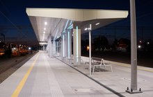 Nowy peron na stacji Ełk widok na wiatę dla pasażerów. fot. Szymon Grochowski PKP Polskie Linie Kolejowe SA