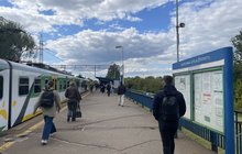 Pasażerowie wysiadają z pociagu na przystanku Ursus Północny, fot. Anna Znajewska-Pawluk (2)