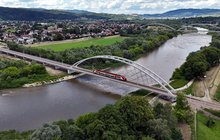 Most kolejowy nad Dunajcem w Nowym Sączu Pociąg na zmodernizowanym moście kolejowym nad Dunajcem w Nowym Sączu, widok z lotu ptaka, fot. Piotr Hamarnik