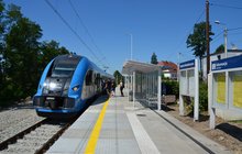 Pociąg przy nowym peronie w Rybniku Niedobczycach, podróżni na peronie, wiata i tablice informacyjne, fot. Katarzyna Głowacka