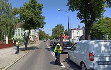 Przedstawiciele PLK SA przeprowadzają akcję ulotkową na przejeździe kolejowo-drogowym w Iławie fot. Martyn Janduła