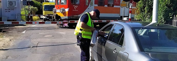 Pociąg na zamkniętym przejeździe, Sokista wręcza ulotkę kierowcy w samochodzie