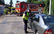 Pociąg na zamkniętym przejeździe, Sokista wręcza ulotkę kierowcy w samochodzie