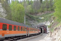 Pociąg Regio wjeżdża do tunelu od wschodniej strony (od Janowic Wielkich).