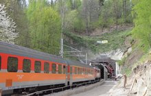 Pociąg Regio wjeżdża do tunelu od wschodniej strony (od Janowic Wielkich).