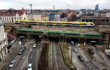 Pociąg przejeżdża po wiadukcie kolejowym nad ul. Grzegórzecką, widok z lotu ptaka, fot. Piotr Hamarnik