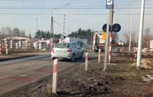 Samochód osobowy przejeżdżający przez przejazd kolejowo-drogowy w Łukowie