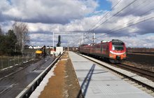 Budowa nowego przystanku Iwiny i przejeżdżający pociąg, fot. Bohdan Ząbek