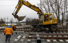 Przystanek Zduńska Wola Karsznice, układanie podkładów, koparka, robotnicy Fot. Łukasz Bryłowski PLK