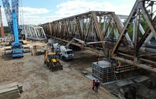 Remont mostu w Tomaszowie Mazowieckim, dźwig, przęsła stalowe, robotnicy. Fot. Paweł Mieszkowski PLK (3)