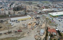 Łapy - widok na budowę tunelu, pracuje sprzęt fot Paweł Mieszkowski PKP Polskie Linie Kolejowe SA