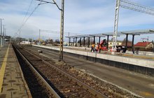 Stacja Oświęcim - konstrukcje nowych peronów, wiat i przejścia, pracują dźwigi, koparki, fot. Dorota Szalacha (1)
