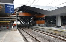 Peron 2, wysokie zadaszenie, tory_fot. Martyn Janduła