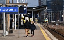 Podróżni przechodzący przez peron 5 do tunelu stacji, fot. Martyn Janduła