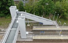 Stryków, kładka nad torami, windy, perony, tory fot. Paweł Mieszkowski PLK SA