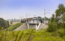 Wiadukt w Pisarzowicach, na wiadukcie pociąg towarowy, fot. Szymon Grochowski