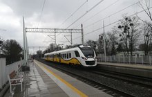 Wrocław Szczepin nowy przystanek kolejowy; widać perony, dwa tory, nad torami sieć trakcyjna, obok przejeżdża pociąg pasażerski