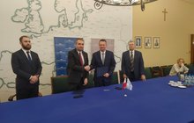 Wymiana podpisanych listów intencyjnych między członkiem Zarządu PLK i z-cą prezydenta Poznania_fot.Radek Śledziński