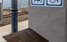 Informacja w alfabecie Braille’a umieszczona na stacji Gdańsk Główny, fot. Filip Maniuk