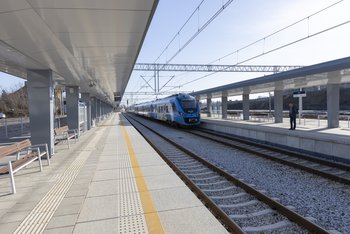 Pociąg przy nowych peronach na stacji w Choszcznie, autor Łukasz Bryłowski