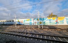 Mural dot. bezpieczeństwa, pociąg Pendolino jedzie po torach fot. Kamila Turel