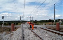 Wykonawcy rozgarniają tłuczeń na nowym torze w Dąbrówce Zabłotniej, fot. Jacek Głuch