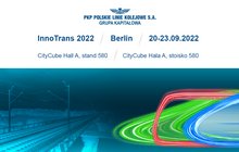 Grafika o tematyce międzynarodowych targów transportowych pn. InnoTrans. W środkowej części grafiki, na białym tle niebieskie napisy: logo PKP Polskich Linii Kolejowych S.A., napis: InnoTrans 2022, Berlin, 20-23.09.202;, CityCube Hall, booth 580; CityCubeHala A, stoisko 580. Poniżej napisów kolorowy szkic pociągu oraz torów i sieci trakcyjnej.