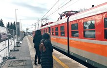 Nowy Sącz Dąbrówka, na peronie są podróżni, obok stoi pociąg, fot. Mirosław Janisz